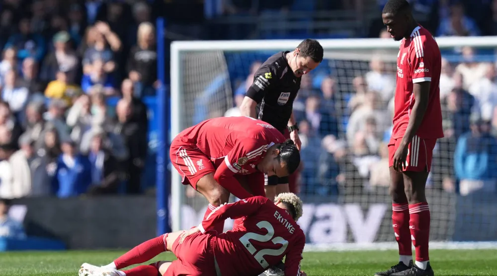 الفرنسي هوغو إيكتيكي مهاجم ليفربول لحظة إصابته بمواجهة برايتون (د.ب.أ)