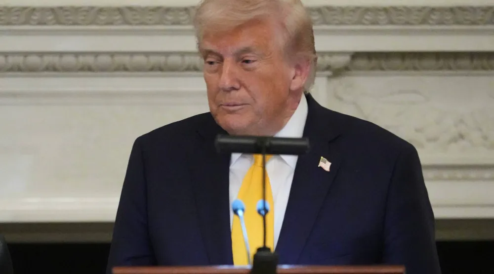 الرئيس دونالد ترمب يلقي كلمةً خلال مأدبة عشاء مع رئيسة الوزراء اليابانية ساناي تاكايتشي بقاعة الطعام الرسمية بالبيت الأبيض يوم الخميس 19 مارس 2026 في واشنطن (أ.ب)