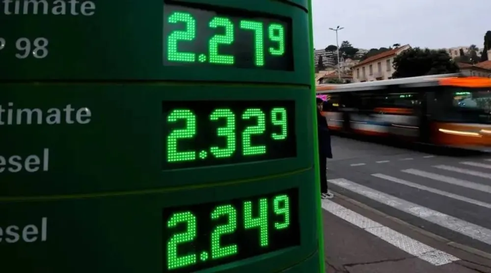شاشة لعرض أسعار البنزين والديزل في العاصمة الألمانية برلين (أرشيفية - رويترز)