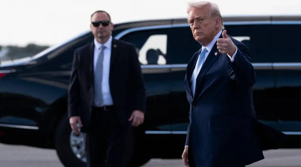 ABD Başkanı Trump, Florida'daki Palm Beach Havaalanı’na gelişi sonrası gazetecileri selamlarken, 20 Mart 2026 (AFP)