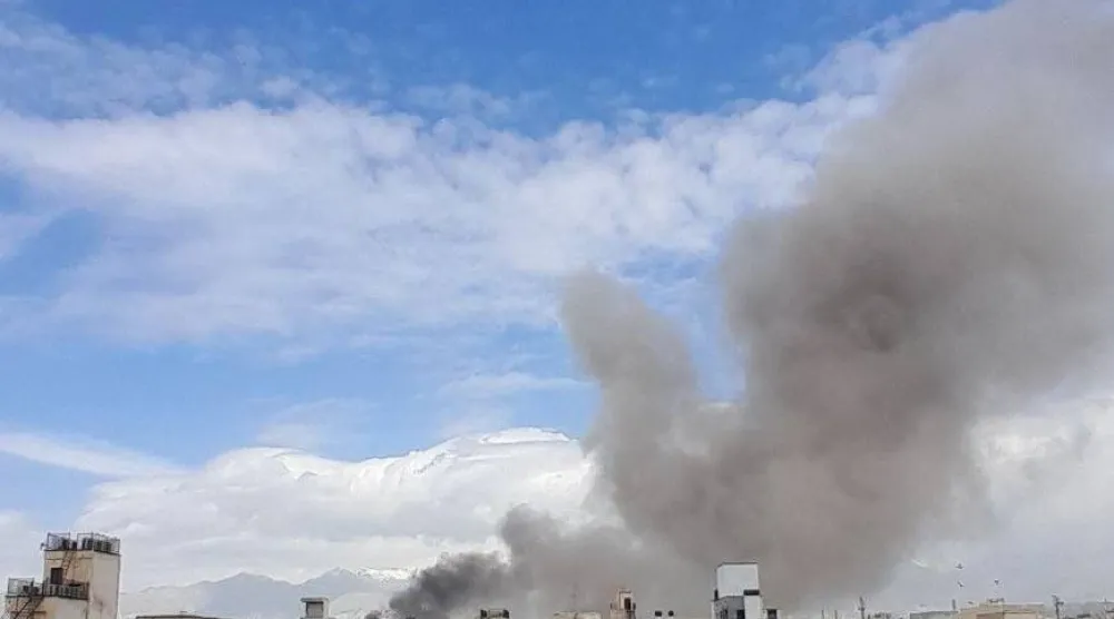 دخان يتصاعد بعد قصف مقرات عسكرية في منطقة بيروزي شرق طهران السبت (شبكات التواصل)
