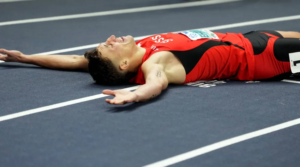 إيهامر يستلقي على الأرض بعد وصوله إلى خط النهاية (رويترز)