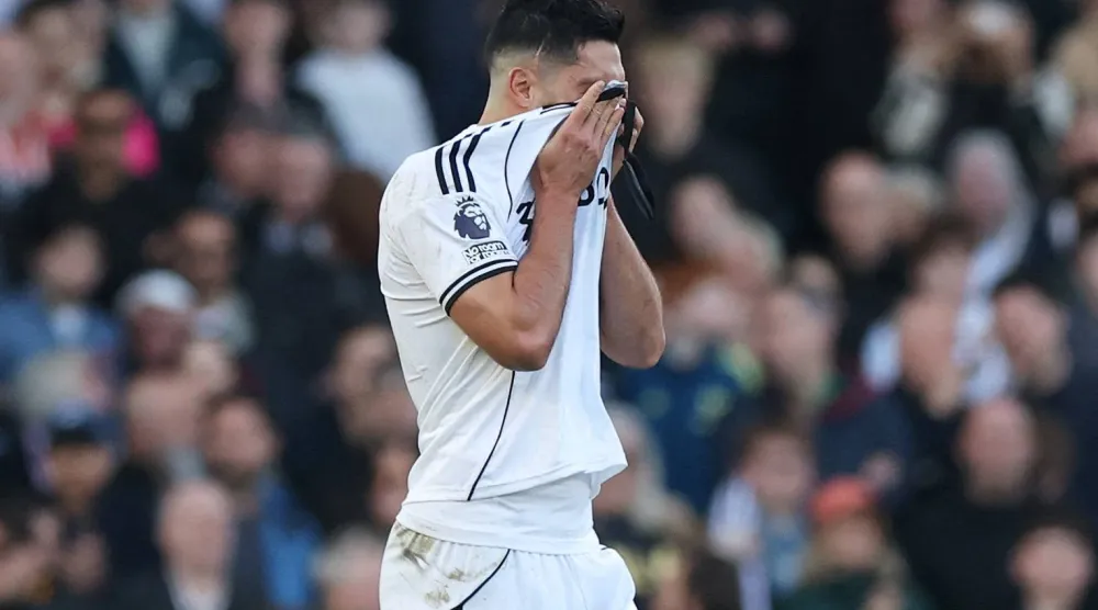 خيمينيز يذرف الدموع بعد الهدف (رويترز)