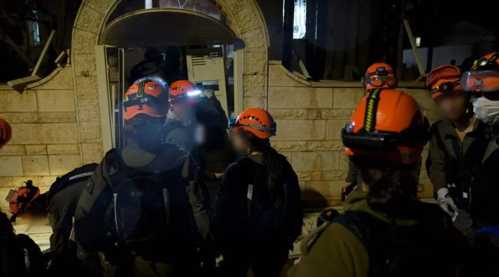 قوات قيادة الجبهة الداخلية في موقع الحادث في ديمونا (الجيش الإسرائيلي)