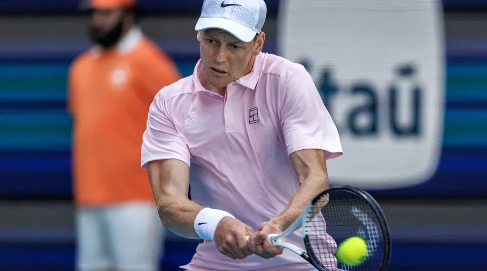 سينر استهل مشواره في دورة ميامي بنجاح (إ.ب.أ)