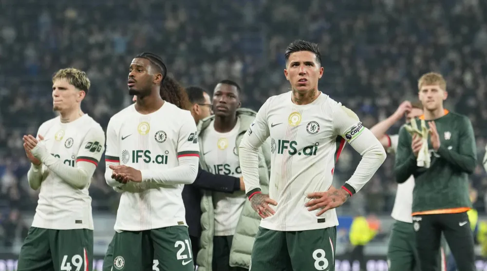 لاعبو تشيلسي يحيون جماهيرهم بعد نهاية المباراة (أ.ب)