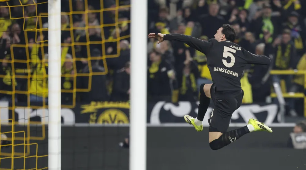 بن سبعيني محتفلاً بهدفه الشخصي الثاني (إ.ب.أ)