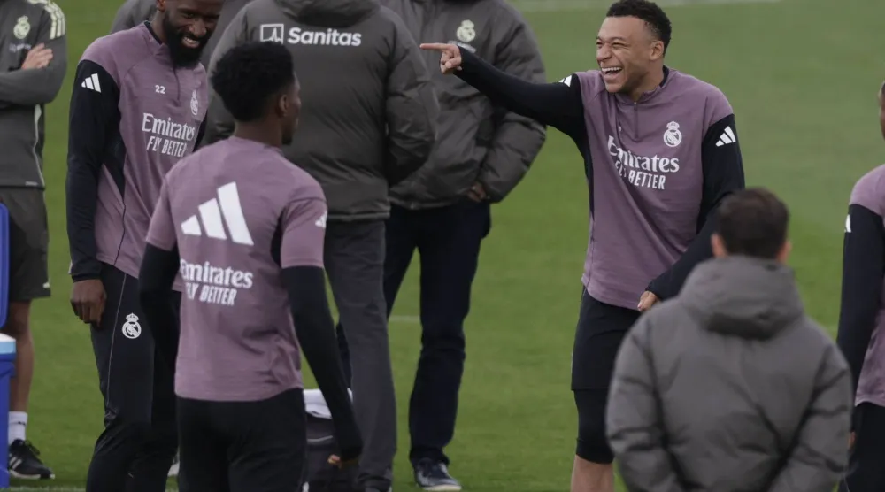 مبابي يمازح زملاءه خلال تدريبات الريال الأخيرة (إ.ب.أ)