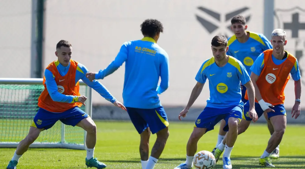 لاعبو برشلونة خلال التدريبات الأخيرة (إ.ب.أ)