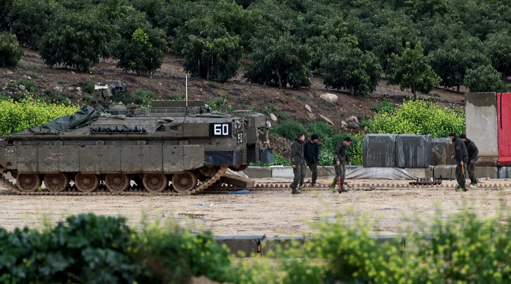 الجيش الإسرائيلي يحشد قواته عند الحدود مع لبنان (إ.ب.أ)