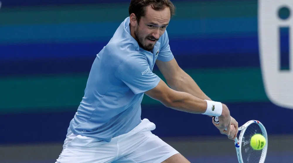 مدفيديف خلال المواجهة (إ.ب.أ)