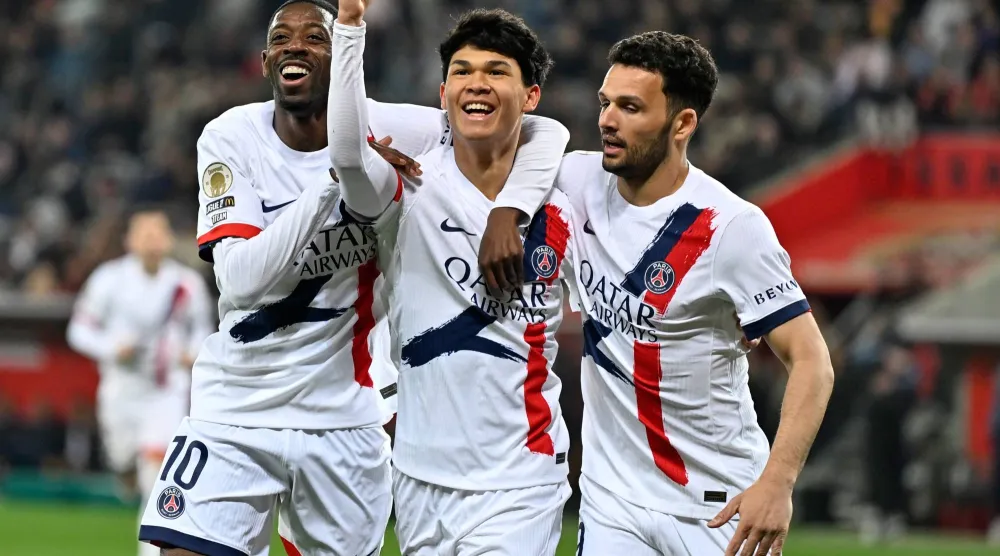 فيرنانديز لاعس سان جيرمان محتفلا بهدفه في نيس (أ.ب)