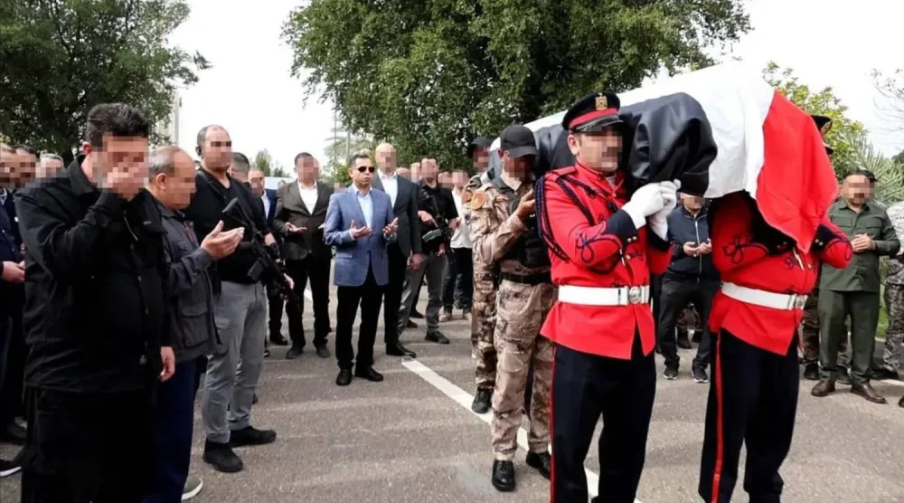 Irak İstihbarat Servisi tarafından yayınlanan fotoğrafta, dün İHA saldırısında öldürülen bir subayın cenazesi görülüyor