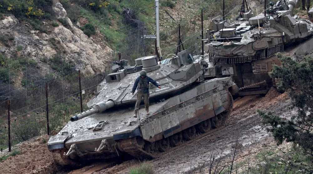 دبابات إسرائيلية تنتشر على الحدود الشمالية مع لبنان (إ.ب.أ)