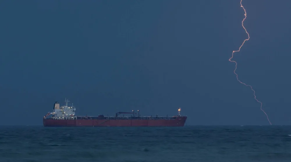 ناقلة النفط «راريتي» ترسو في ميناء السلطان قابوس بمسقط (رويترز)