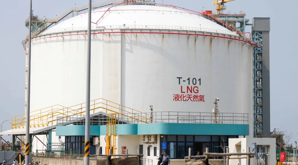 Tayvan’daki Guantang sıvılaştırılmış doğalgaz (LNG) alım istasyonunun girişinde bekleyen bir güvenlik görevlisi (Reuters)