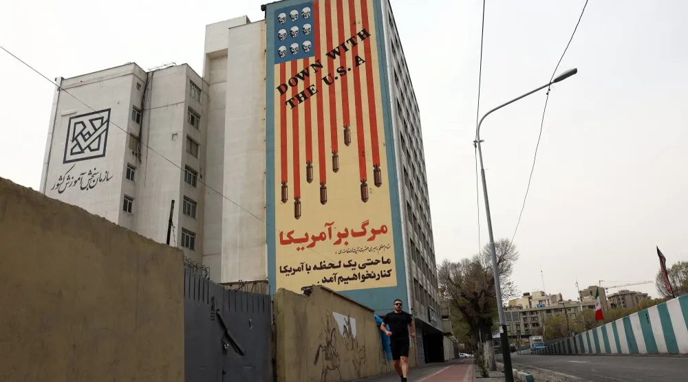 جدارية مناهضة للولايات المتحدة في طهران (إ.ب.أ)