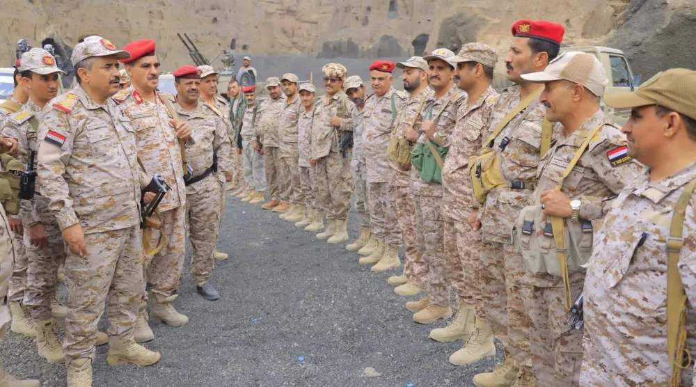 القوات المرابطة في خطوط التماس مع الحوثيين في أتم جاهزيتها القتالية (الإعلام العسكري اليمني)