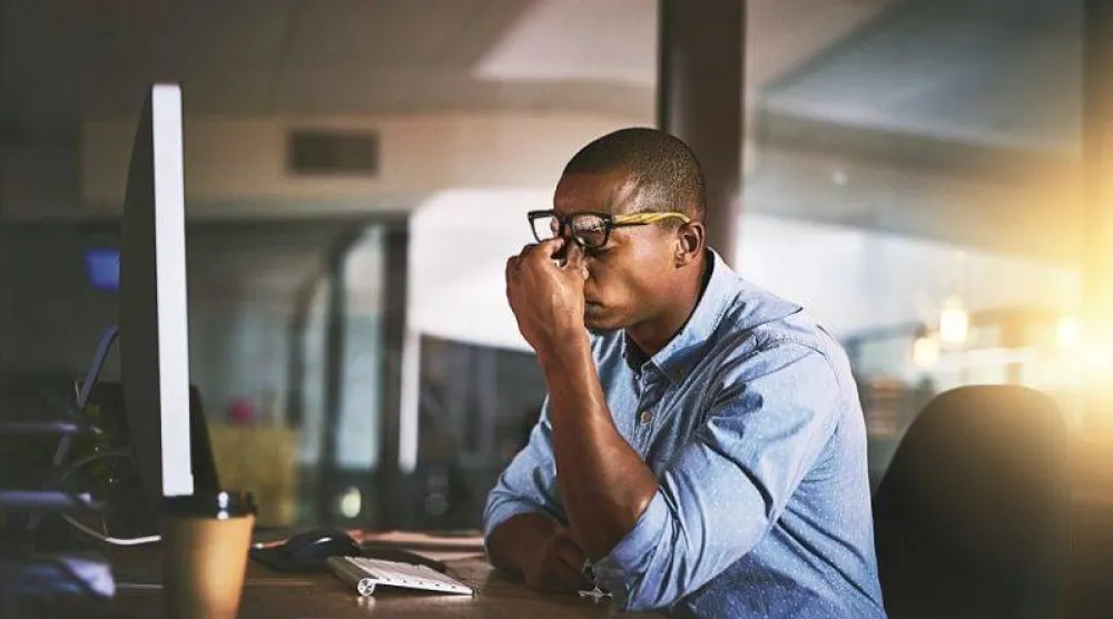 الكتابة تساعد الإنسان على تعزيز الصمود النفسي وإعادة تنظيم أفكاره ومشاعره (رويترز)