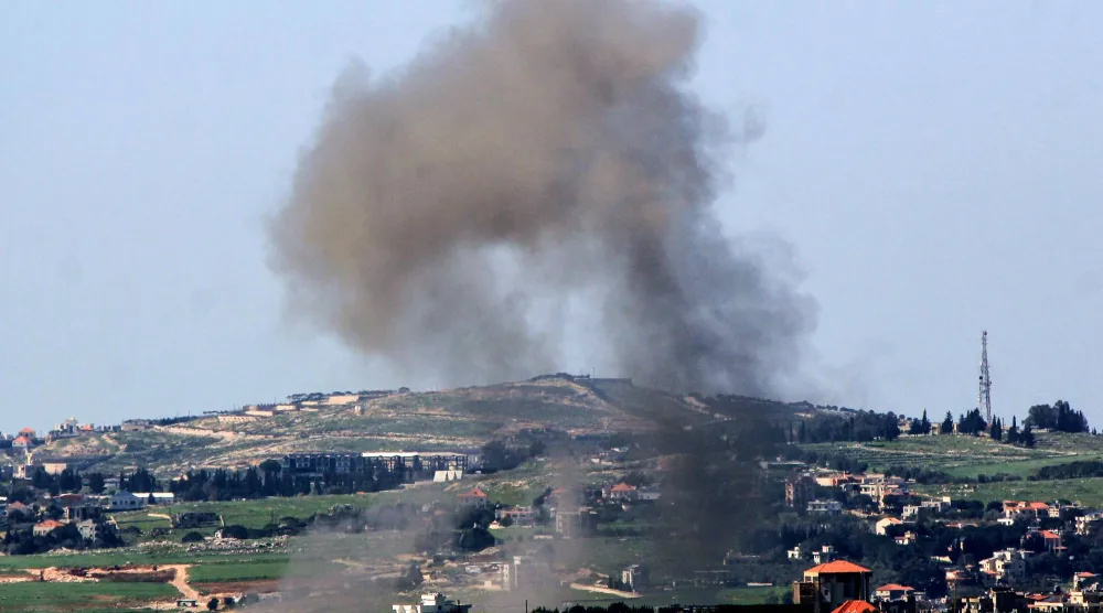 يتصاعد الدخان من موقع يُزعم أنه تابع لـ«حزب الله» عقب غارة إسرائيلية على قرية أرنون جنوب لبنان (د.ب.أ)