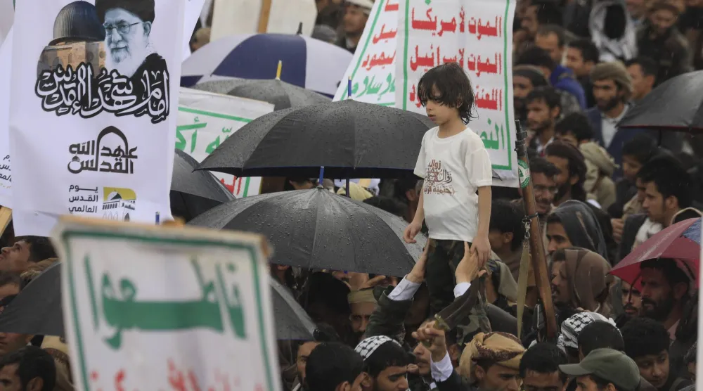 حشد من الحوثيين في صنعاء خلال تجمع داعم لإيران دعا إليه زعيمهم (إ.ب.أ)
