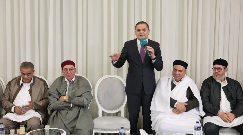 الدبيبة متحدثاً إلى عدد من الأعيان والقيادات الاجتماعية في طرابلس في مارس الجاري (مكتب الدبيبة)