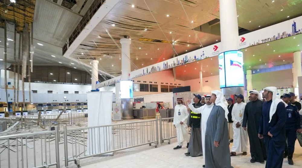 رئيس الوزراء الكويتي يتفقد المرافق المتضررة جراء هجوم بمسيرات إيرانية على مطار الكويت (كونا)