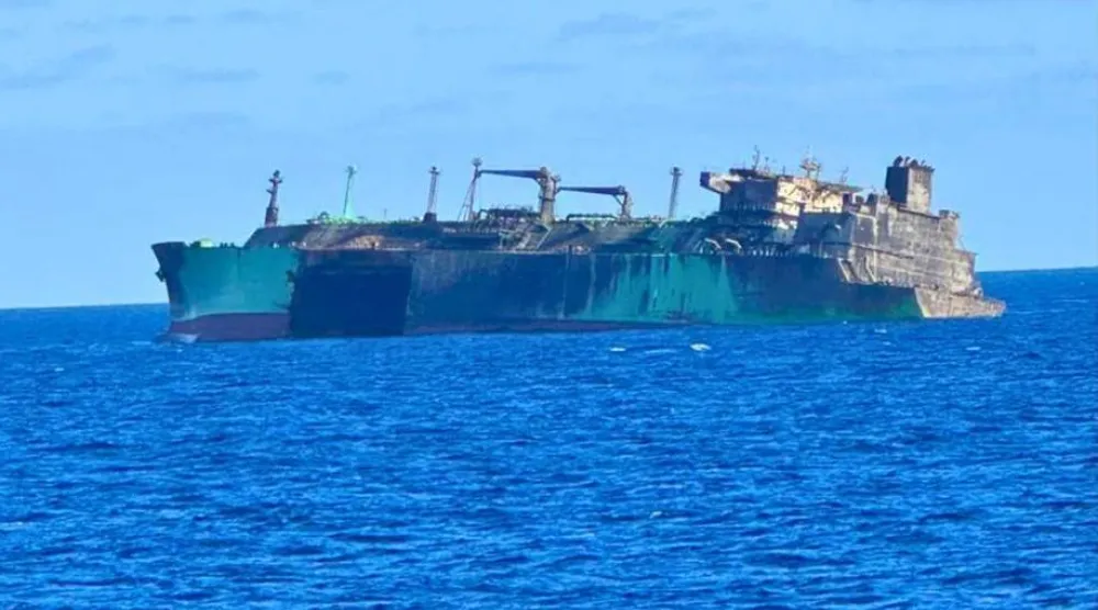 ناقلة الغاز الروسية المتضررة قبالة السواحل الليبية (المؤسسة الوطنية للنفط)