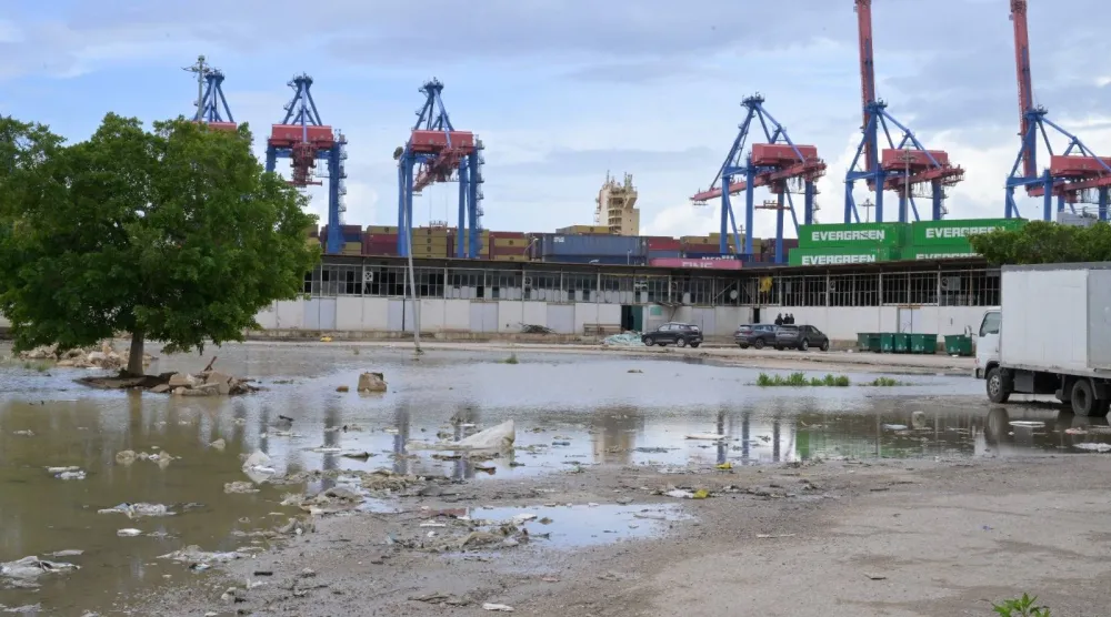 موقع مركز إيواء النازحين الذي بدأ العمل عليه في منطقة الكرنتينا بالقرب من مرفأ بيروت (الشرق الأوسط)