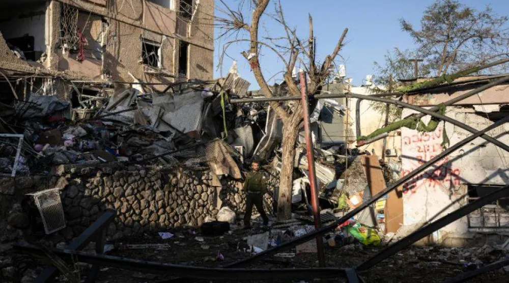 آثار الدمار ظاهرة بعد ضربة صاروخية إيرانية على مبنى بمدينة ديمونة بصحراء النقب جنوب إسرائيل السبت (أ.ف.ب)