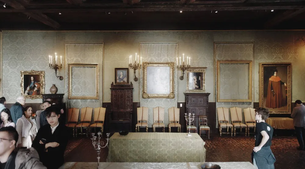 قطع اللصوص بعض اللوحات من إطاراتها التي لا تزال معلّقة أملاً في عودتها يوماً ما (نيويورك تايمز)