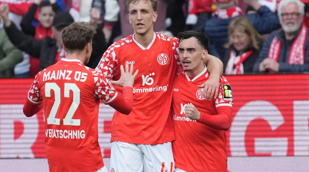 فرحة لاعبي ماينز بالفوز على فرانكفورت (أ.ب)