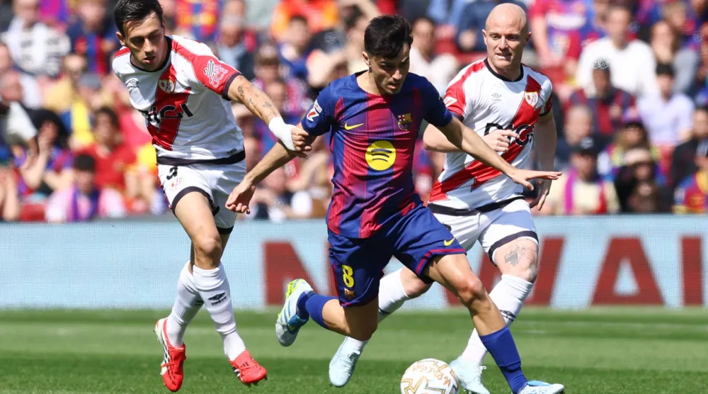 بيدري نجم وسط برشلونة (رويترز)