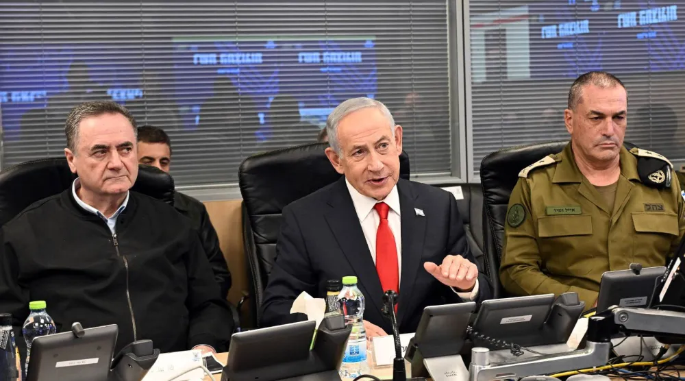 رئيس الوزراء الإسرائيلي بنيامين نتنياهو متوسطاً وزير الدفاع إسرائيل كاتس (يساراً) ورئيس الأركان إيال زامير (د.ب.أ)