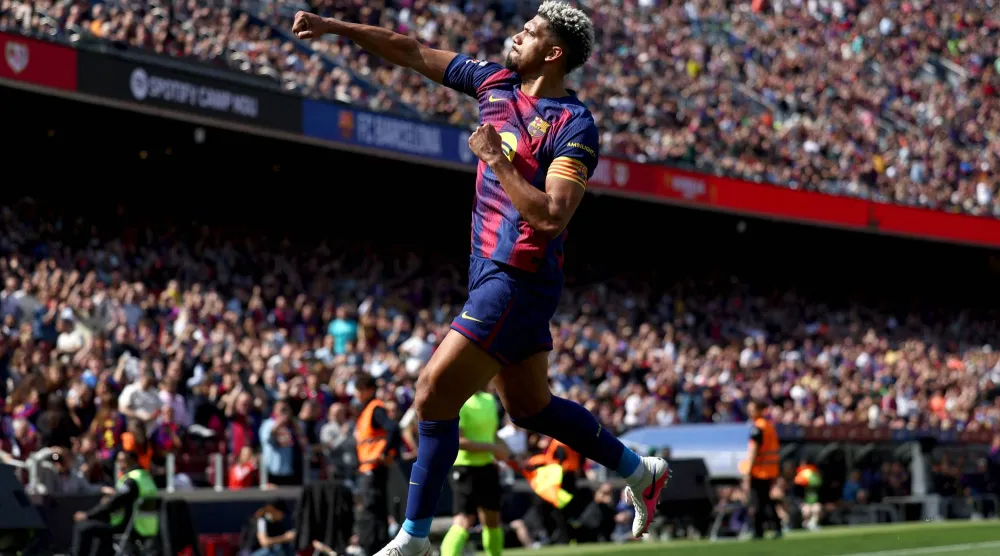 رونالدو أراوخو يحتفل بهدف ببرشلونة في فاييكانو (أ.ف.ب)