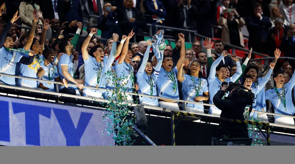 لاعبو مان سيتي يرفعون كأس الرابطة الإنجليزية للمرة التاسعة (إ.ب.أ)