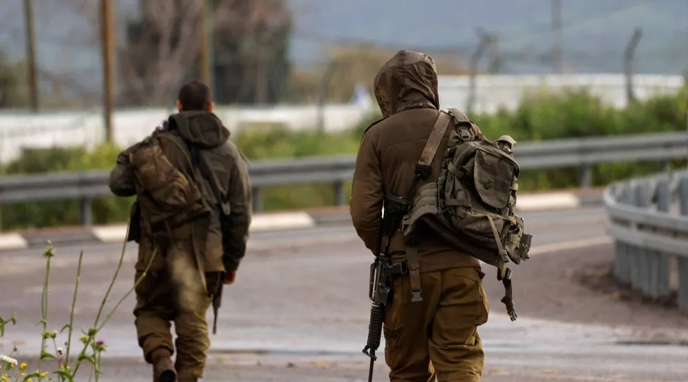 جنديان إسرائيليان خلال دورية قرب الحدود اللبنانية - الإسرائيلية (أ.ف.ب)