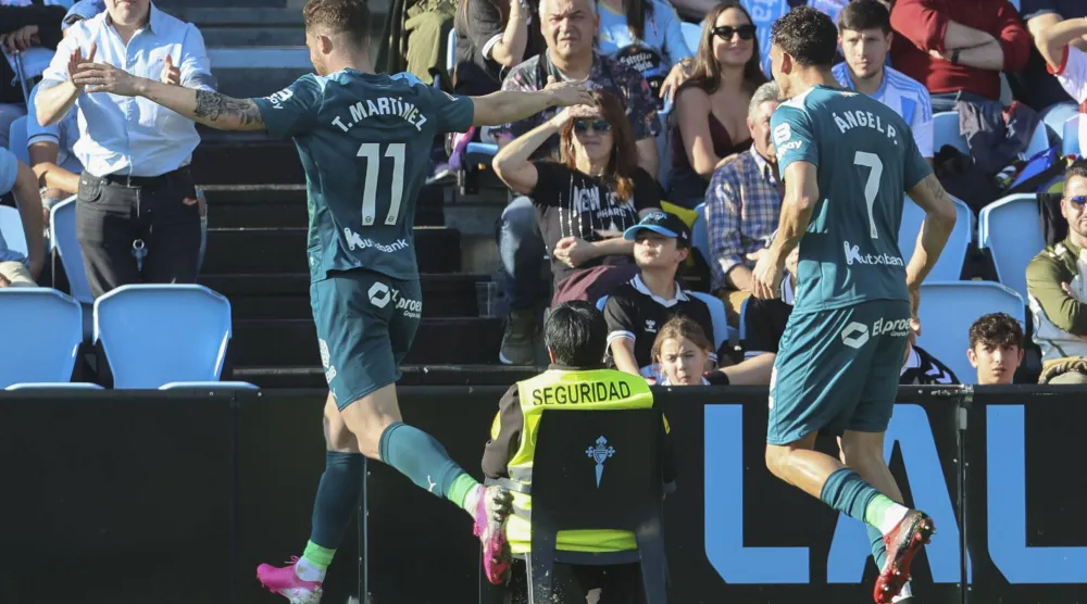 فرحة لاعبي ألافيس تكررت أربع مرات أمام سيلتا فيغو (إ.ب.أ)