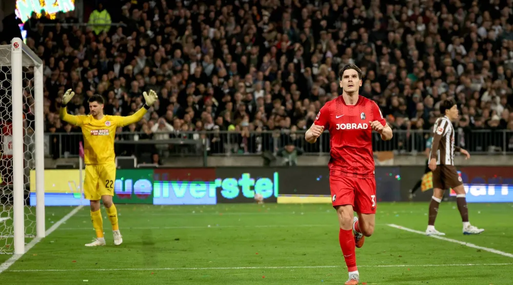 الكرواتي إيغور ماتانوفيتش يحتفل بهدفيه في مرمى سانت باولي (د.ب.أ)