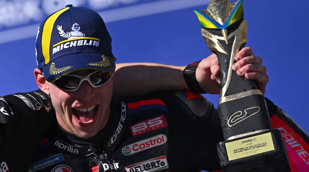 ماركو بيتسيكي متسابق أبريليا يحتفل بلقب البرازيل (إ.ب.أ)