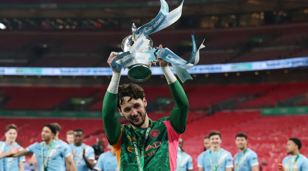 جيمس ترافورد حارس مرمى مانشستر سيتي يحتفل بلقب الكاراباو (رويترز)