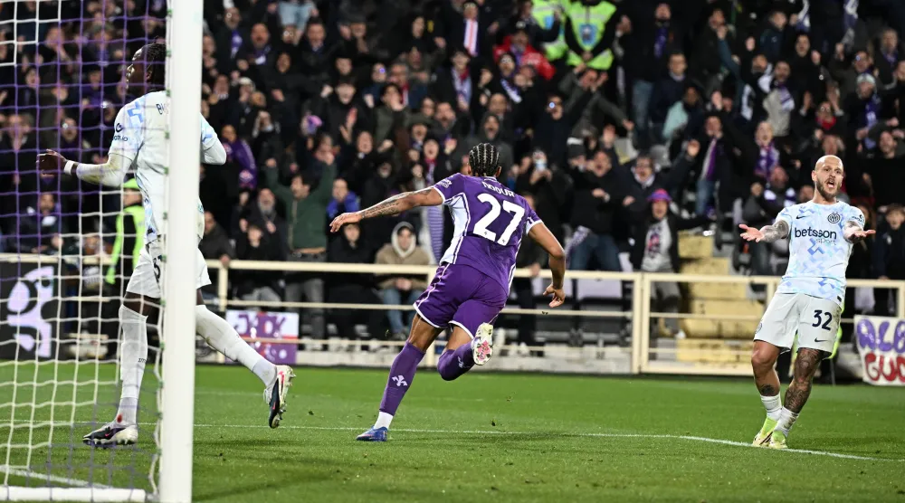 شير ندور يحتفل بهدف التعادل للفيولا في مرمى الانتر (إ.ب.أ)