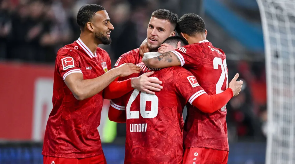 فرحة لاعبي شتوتغارت تكررت خمس مرات أمام أوغسبورغ (د.ب.أ)