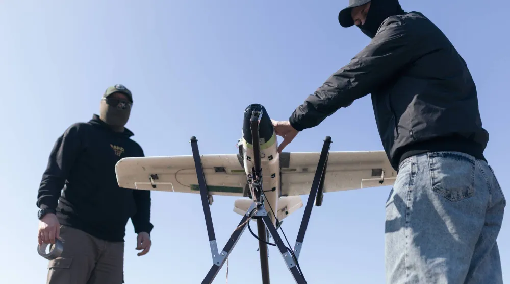 جنديان أوكرانيان يجهزان لإطلاق مسيرة استطلاعية على جبهة خاركيف (أ.ب)