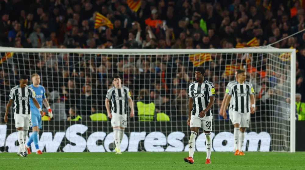 لاعبو نيوكاسل انهاروا أمام برشلونة في مباراة الإياب (رويترز)