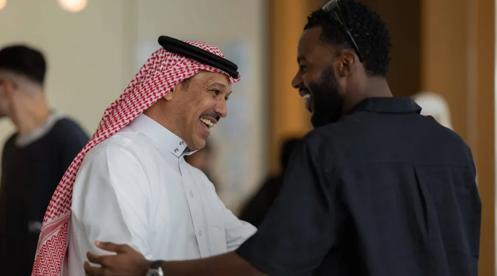 صالح الداود مدير المنتخب السعودي في حديث مع حسان تمبكتي (المنتخب السعودي)