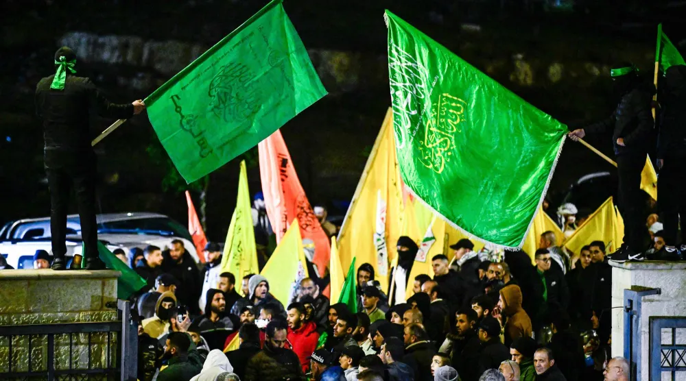 فلسطينيون يلوحون بأعلام «حماس» خلال استقبال أسرى فلسطينيين في رام الله بالضفة الغربية نوفمبر 2023 (أ.ف.ب)