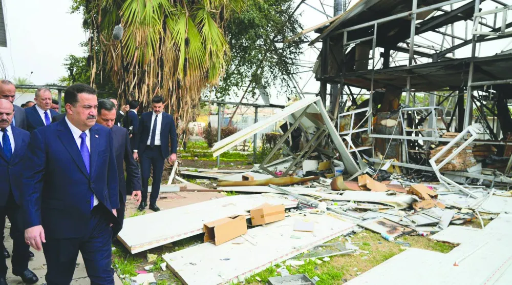 
السوداني متفقداً مركز المخابرات العراقية الذي تعرض للقصف (إكس)