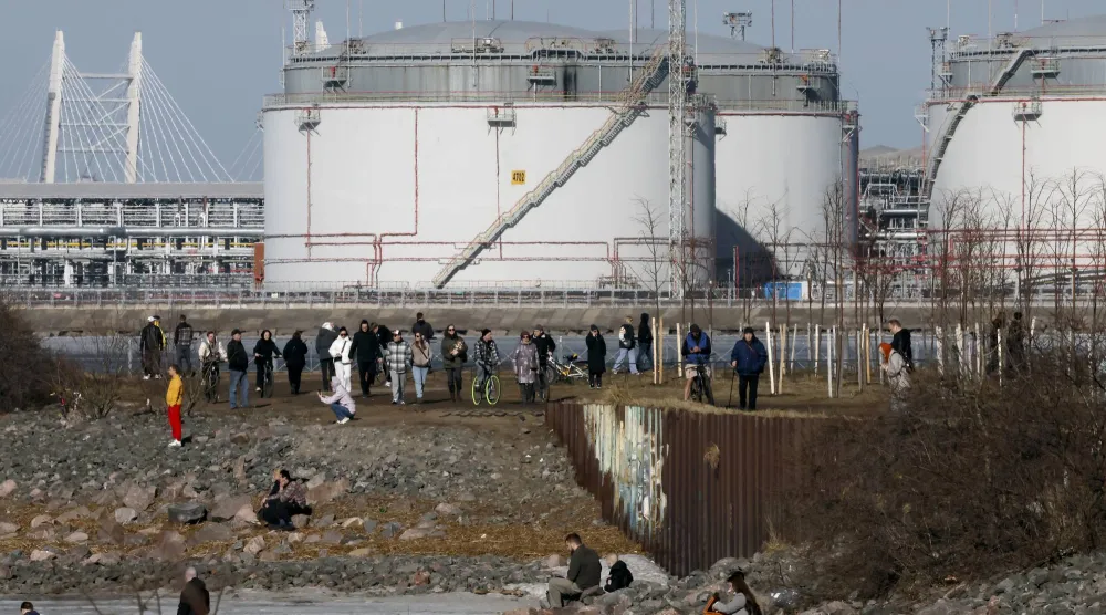 محطة سانت بطرسبرغ النفطية على شاطئ خليج فنلندا (إ.ب.أ)