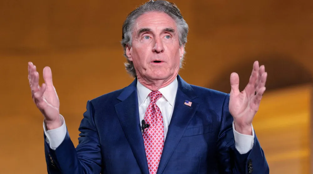 وزير الداخلية الأميركي دوغ بورغوم يلقي كلمة خلال قمة البنية التحتية لعام 2026 (أرشيفية - رويترز)